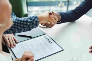 Cómo Saber Cuánto Te Corresponde de Liquidación Laboral 3 manos entregando sobre un contrato laboral
