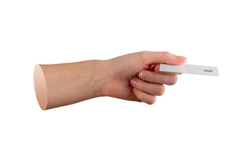 manos entregando tarjeta bancaria en banco