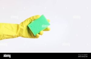 Cómo Quitar Lo Amarillo Del Plástico De Manera Efectiva 19 manos limpiando plastico amarillo con esponja