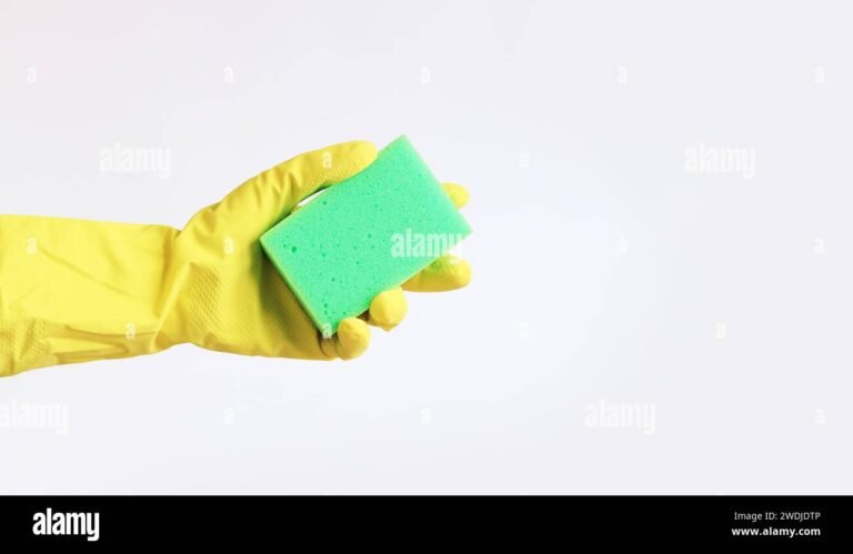 manos limpiando plastico amarillo con esponja