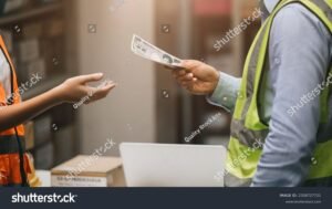 Cuánto aguinaldo corresponde por ley en México a los trabajadores 20 manos recibiendo pago en efectivo laboral