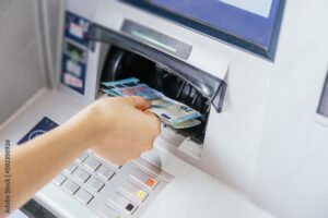 Cuáles Son Los Bancos Que Cobran Menos Comisión Por Retiro 6 manos retirando efectivo en cajero automatico