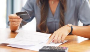 manos revisando informe crediticio con calculadora
