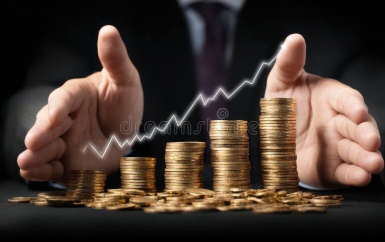 Qué Banco Da Mejor Tasa de Interés Para Tu Inversión 2 manos sosteniendo monedas y billetes aumento