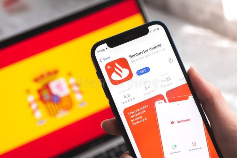manos usando aplicacion movil banco santander