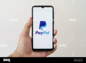 manos usando smartphone con logo paypal
