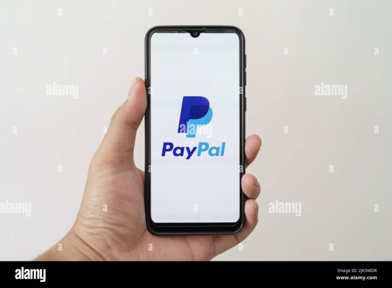 manos usando smartphone con logo paypal