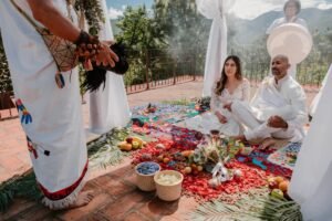 Cuánto se gasta en una boda en México y cómo planearlo 7 pareja mexicana planificando boda tradicional alegremente