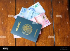 Cuánto cuesta sacar el pasaporte mexicano y cómo tramitarlo 6 pasaporte mexicano abierto sobre mesa de madera