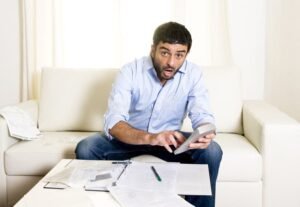 persona calculando finanzas con documentos mexicanos