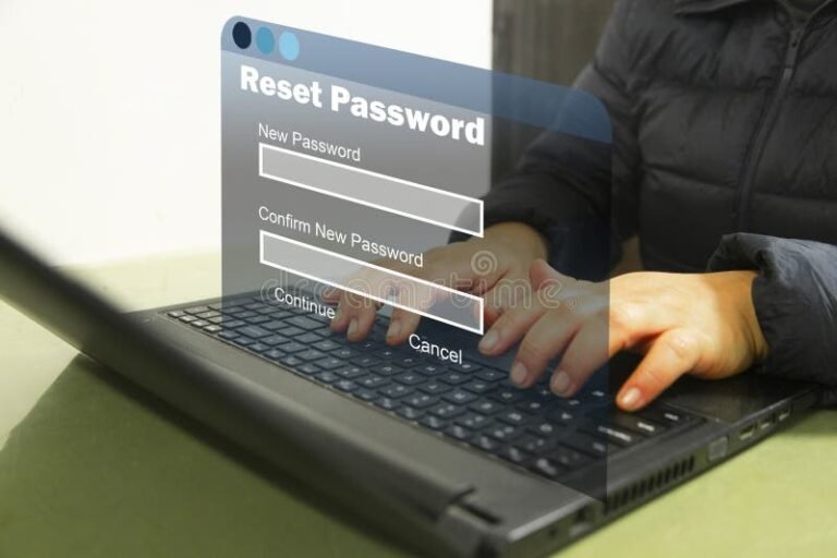 persona cambiando contrasena en computadora portatil