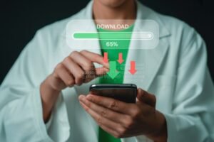 Cómo puedo bajar la aplicación de Banco Azteca en mi teléfono 17 persona descargando aplicacion en smartphone moderno