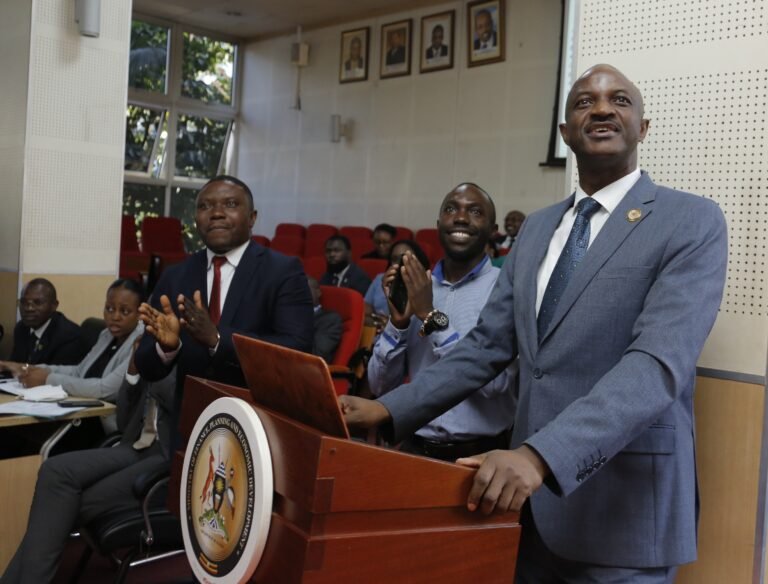 persona entregando documentos en oficina gobierno