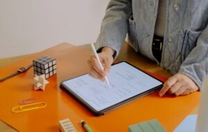 Qué debe llevar un reporte para ser claro y efectivo 10 persona escribiendo un informe claro y organizado