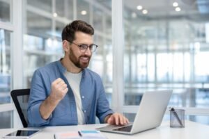 persona exitosa en oficina moderna trabajando feliz