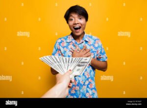 persona feliz recibiendo dinero en efectivo