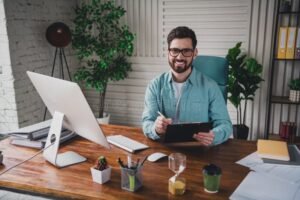 persona fisica trabajando en oficina moderna