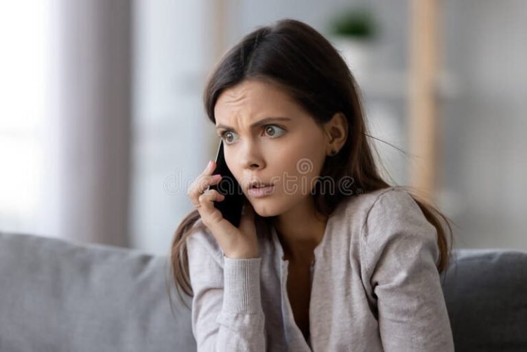 persona llamando desde celular preocupado