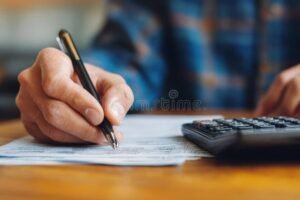 Cómo Presentar Tu Declaración Anual para Personas Físicas en México 21 persona llenando formulario fiscal con calculadora