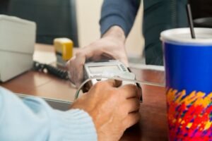 En Cinepolis aceptan tarjeta Si Vale para comprar boletos 10 persona pagando boleto de cine con tarjeta