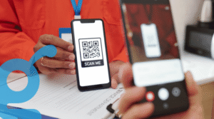 persona pagando con celular y codigo qr