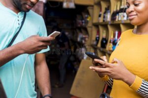 Cómo se cobra con Mercado Pago paso a paso y sin complicaciones 8 persona pagando con telefono movil en tienda