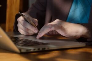 Cómo Realizar Tu Pago en Línea Con La Comisión Federal de Electricidad 1 persona pagando factura en computadora portatil