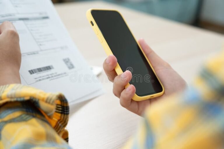 persona pagando factura luz con tarjeta debito