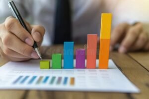 persona planificando finanzas con graficos coloridos