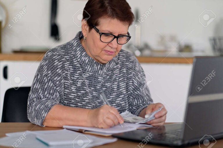 persona preocupada frente a computadora y documentos fiscales