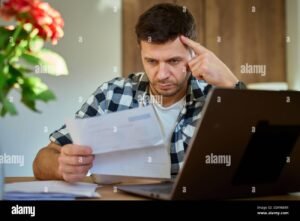 Qué Sucede Si No Pago Un Préstamo Al Banco En México 1 persona preocupada revisando finanzas en casa