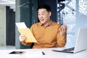 Cómo Obtener tu Hoja de No Adeudo Infonavit de Forma Rápida 8 persona recibiendo documento en oficina moderna