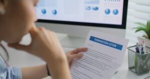 Cómo Es La Liquidación Cuando Te Despiden En México 3 persona recibiendo documentos de despido laboral