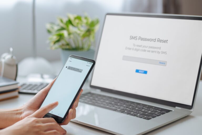 Cómo Recuperar Tu Cuenta Infonavit Sin Tener Acceso Al Correo 2 persona recuperando contrasena en computadora