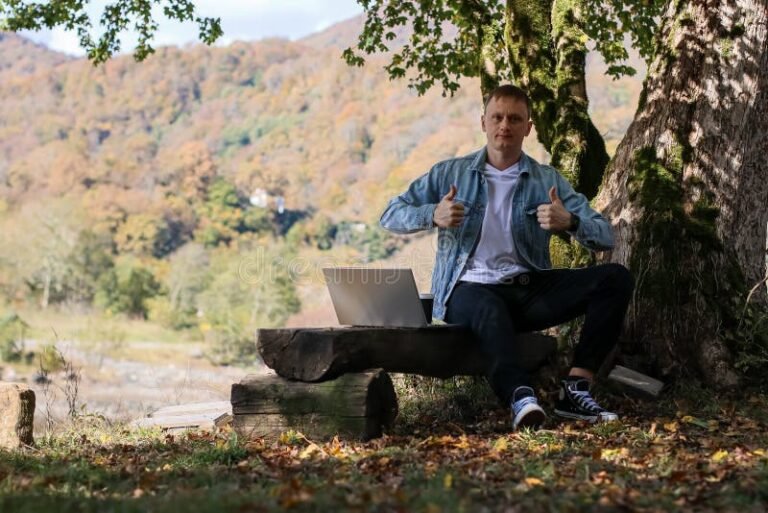 persona relajada trabajando en laptop al aire libre