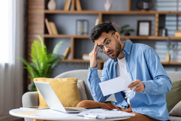 persona revisando documentos financieros en casa 2