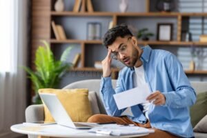 persona revisando documentos financieros en casa 3