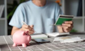 persona revisando finanzas con banco y dinero