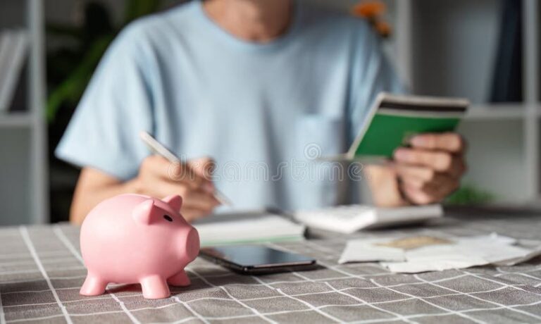 Cuánto Dinero Te Puede Prestar Un Banco Según Tu Perfil Financiero 2 persona revisando finanzas con banco y dinero