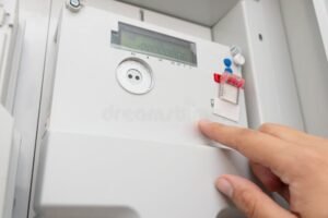 persona revisando medidor de luz domestico