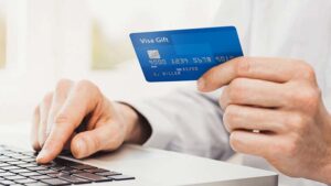 persona revisando saldo en tarjeta de vales