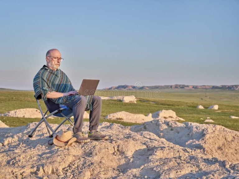 persona trabajando en computadora con paisaje mexicano