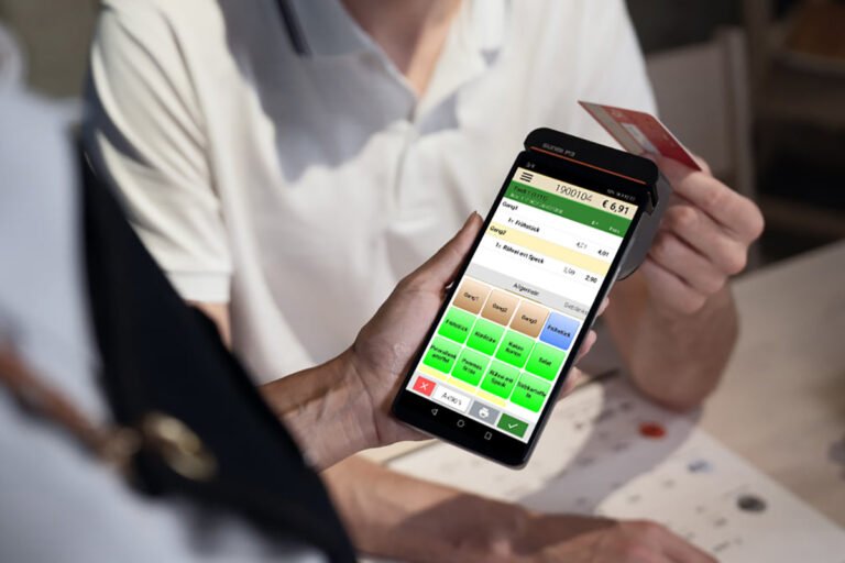 persona usando aplicacion de pago en smartphone