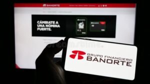 Qué es De Mi Para Ti Banorte y cómo puedo usarlo 10 persona usando app movil de banca digital banorte