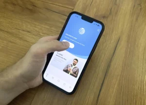 persona usando celular movil con senal att