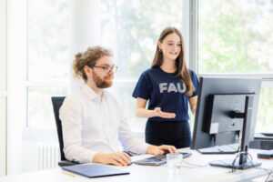 persona usando computadora para agendar cita sat