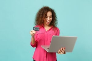 persona usando computadora y tarjeta bancaria