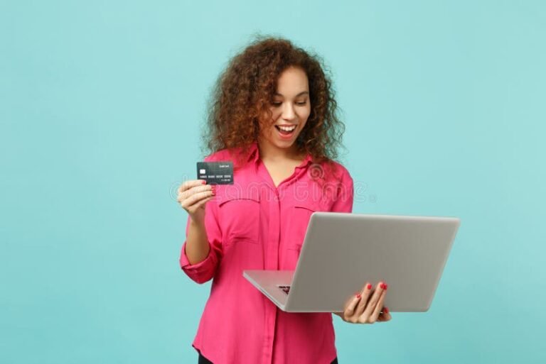 Cómo Pagar el Saldo a Cargo en el SAT de Forma Rápida y Segura 2 persona usando computadora y tarjeta bancaria