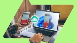 persona usando computadora y telefono para ayuda