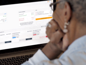 persona usando laptop con formulario financiero simplificado